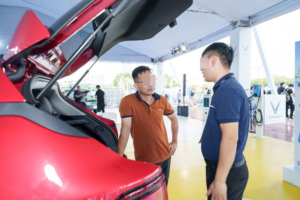 人々は、自動車事業のライセンスを放棄するよう、建設省に依頼しました。写真：Xuyen Dong