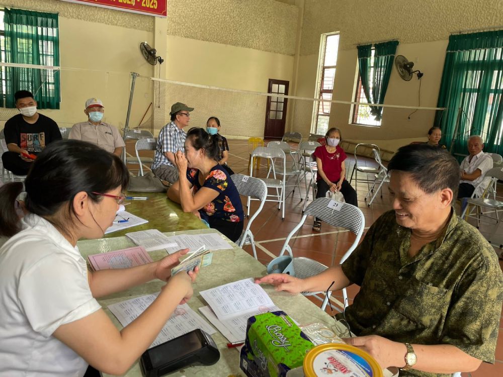 L'assurance sociale de la province de Bac Ninh coopere pour verser les pensions de retraite et les allocations d'assurance sociale aux beneficiaires. Photo : BHXH de la province de Bac Ninh