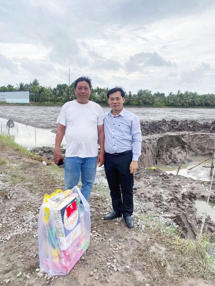 Pho Tong giam doc EVNSPC Hua Thanh Nhan (phai) tang qua tai cong trinh. Anh: EVNSPC