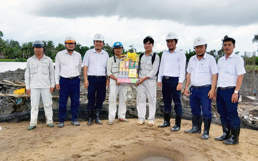 Pho Tong Giam doc Lam Xuan Tuan (thu 3 ben trai qua) kiem tra tien do, tang qua nha thau tai du an TBA 110kV Ngan Dua, tinh Ca Mau. Anh: PC Ca Mau