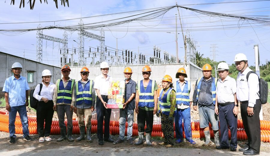 Thanh vien HDTV EVNSPC Le Xuan Hai (thu 5 tu trai qua) den tham hoi, kiem tra DD tram bien ap 110kV Phu Thuan, 110kV Ba Tri - Binh Thanh, tinh Vinh Long. Anh: PC Vinh Long