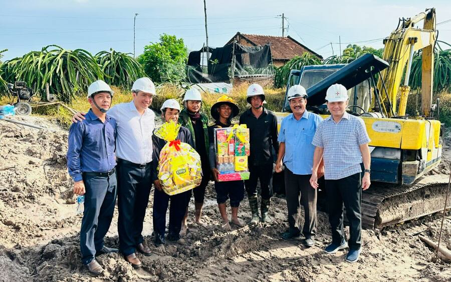 Tong Giam doc Nguyen Phuoc Duc (ben phai) tham va tang qua don vi thi cong tai cong truong Ham Tan - Tan Thanh tinh Lam Dong. Anh: EVNSPC