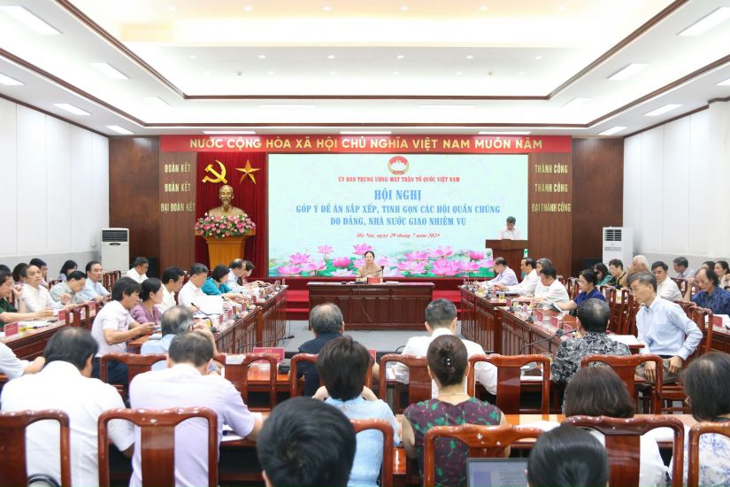 Vista general de la conferencia de comentarios sobre el proyecto para organizar y simplificar las asociaciones de masas asignadas por el Partido y el Estado que tendra lugar el 29 de julio de 2025. Foto: Quang Vinh