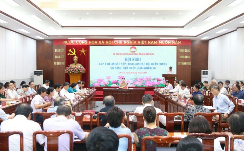 Overview of the conference to give comments on the project to reorganize and streamline mass organizations assigned by the Party and the State taking place on July 29, 2025. Photo: Quang Vinh