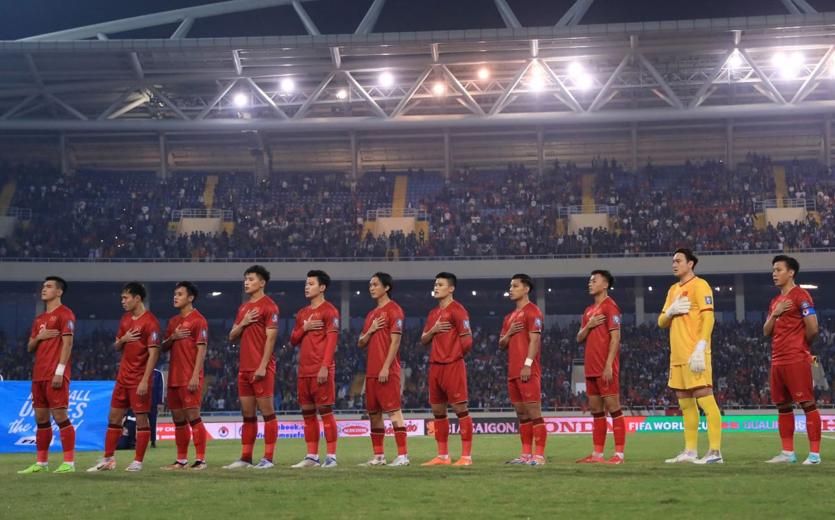 ワールドカップ2026予選で国歌を歌うベトナム代表サッカーチーム。写真:ミン・ダン