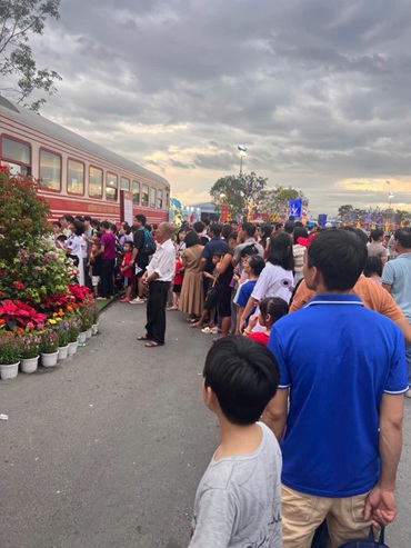 Nguoi dan xep hang dai trai nghiem chuyen tau “Ha Noi 5 cua o”. Anh: Hong Nam