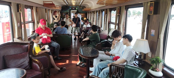 People and tourists experience the "Hanoi 5 gates". Photo: Hong Nam