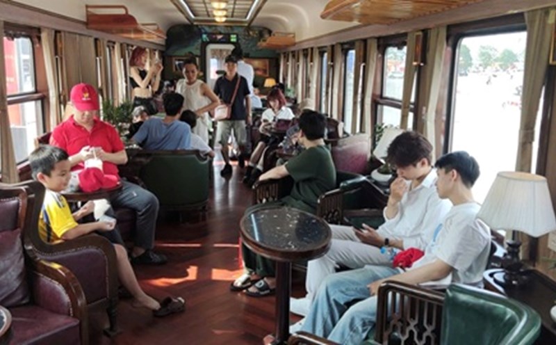 People and tourists experience the "Hanoi 5 gates". Photo: Hong Nam