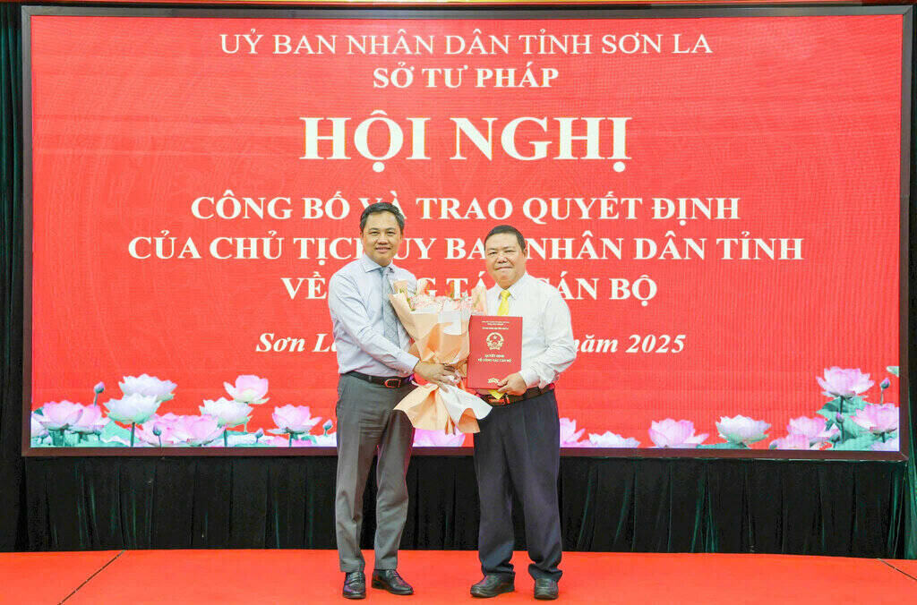 Chu tich UBND tinh Son La Nguyen Dinh Viet trao quyet dinh va tang hoa chuc mung tan Giam doc So Tu phap Thao A So. Anh: Thuy Ngan 