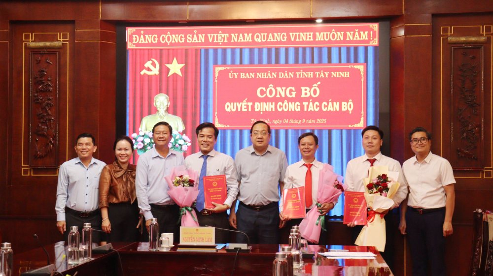 Uy vien Ban Thuong vu Tinh uy, Pho Chu tich UBND tinh Tay Ninh Nguyen Minh Lam trao quyet dinh bo nhiem cho cac nhan su. Anh: tayninh.gov.vn  