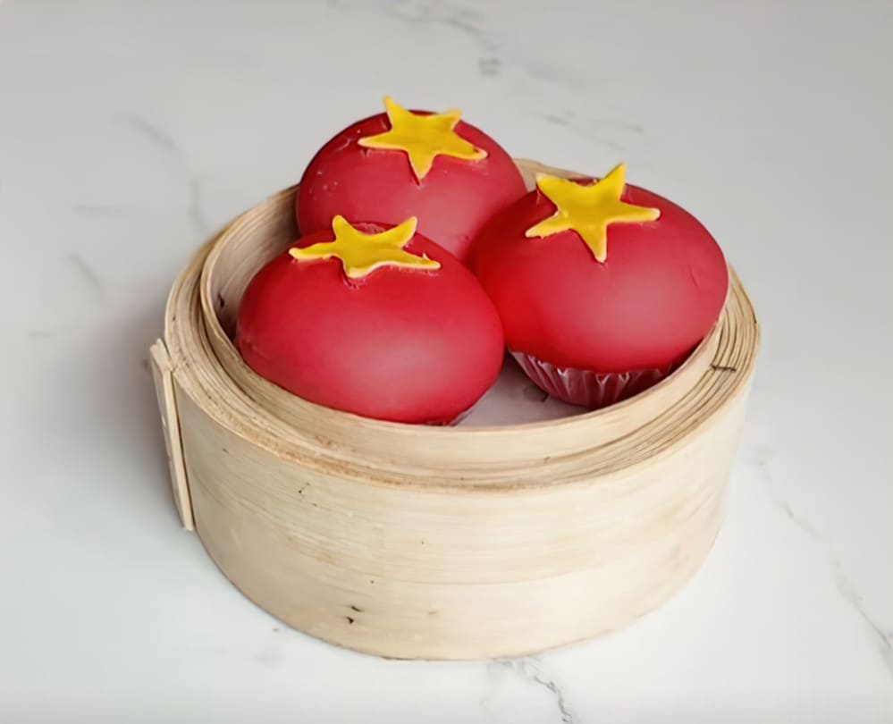 Kim sa bags with red flags with yellow stars are a dish that "catches the trend" on the occasion of National Day 2.9. Photo: Tuan Dat