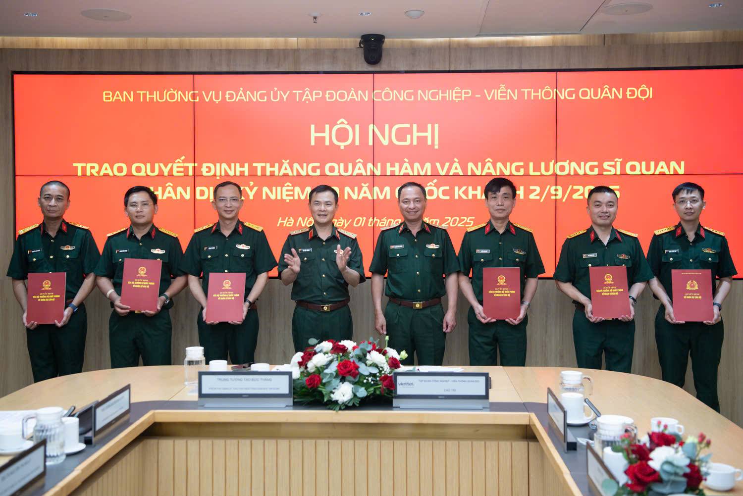 Cac si quan quan doi duoc thang quan ham theo quyet dinh cua Bo truong Bo Quoc phong. Anh: Viettel