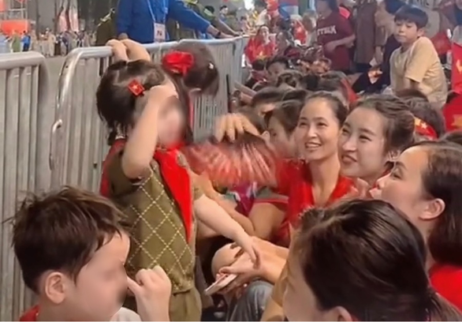 Hoa hau Do My Linh va con gai xem dieu binh, dieu hanh lan giua dam dong. Anh: Cat tu video