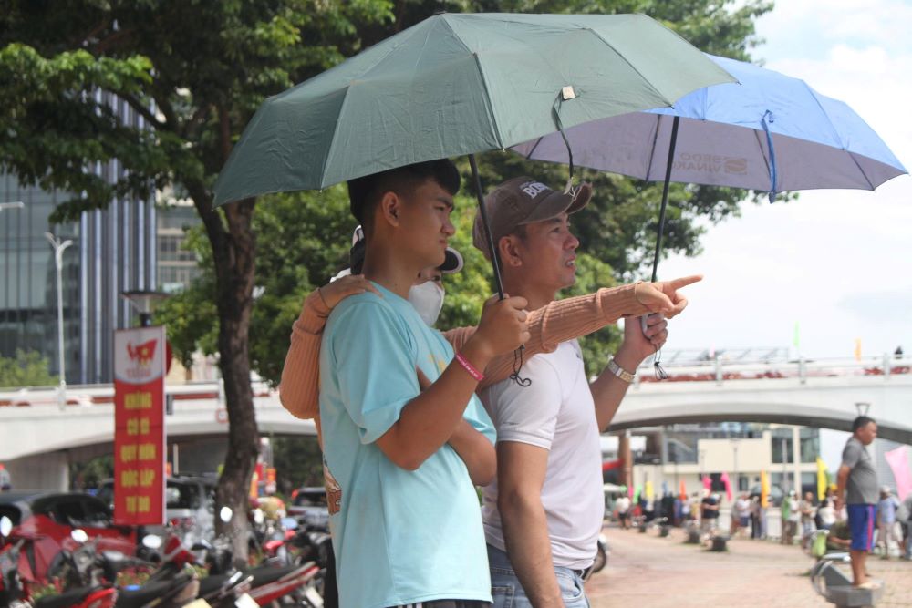Nguoi dan xem dua thuyen tai TP Da Nang. Anh: Thanh Huyen