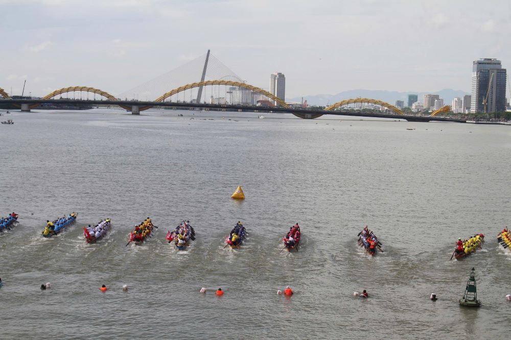 Da Nang ouvre le tournoi de courses nautiques traditionnelles pour celebrer la fete nationale du 2 septembre. Photo : Thanh Huyen
