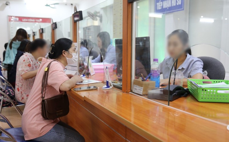 Information related to regulations on public service units has received much attention from readers. Photo: Huong Nha