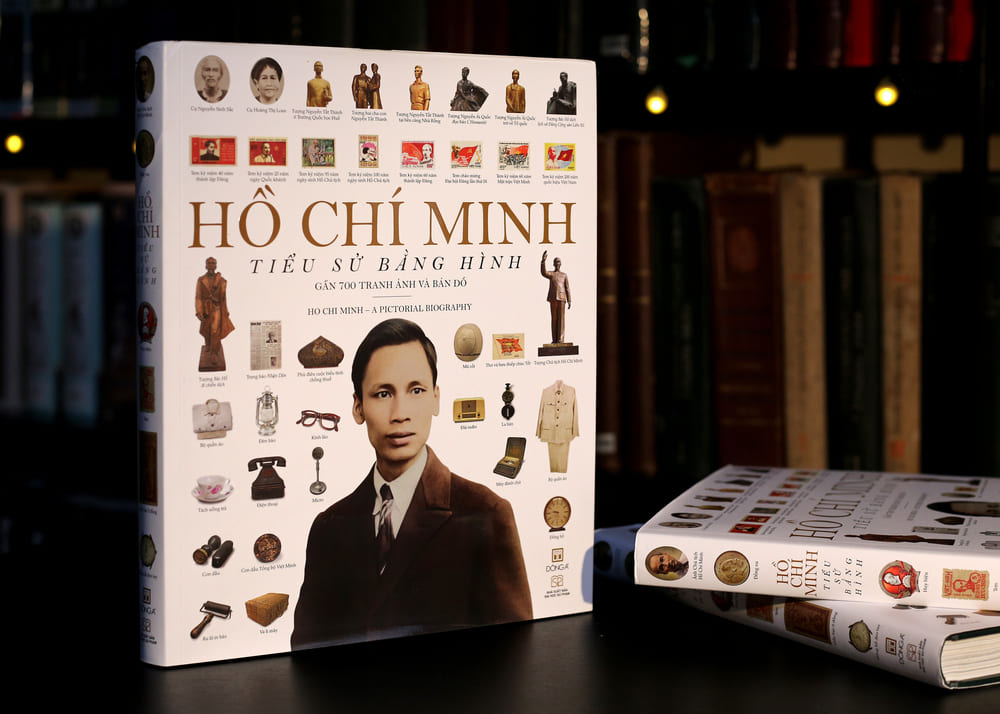 The book "Ho Chi Minh - Biography in pictures" published by Dong A in collaboration with the University of Education Publishing House. Photo: Dong A