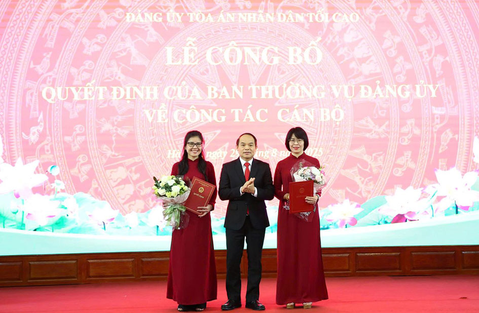 Nguyen Quoc Doan 씨가 Le Thu Trang 씨와 Nguyen Thi Le 씨에게 임명장을 수여하고 있습니다. 사진: Tapchitoaan