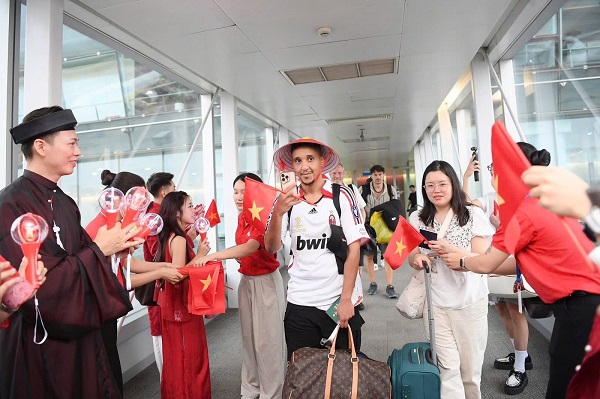 Du khach hao hung khi den Viet Nam dip Dai Le 2.9. Anh; San bay Noi Bai