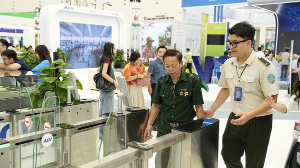 Khong chi co ban tre, nhieu khach hang lon tuoi an tuong voi trai nghiem cong nghe cua ACV. Anh: San bay Noi Bai