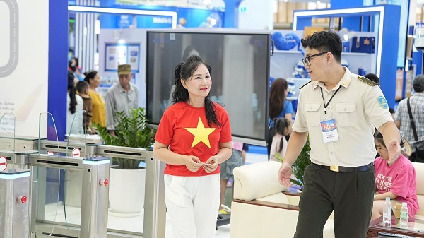 Nguoi dan trai nghiem dich vu cua ACV. Anh: San bay Noi Bai