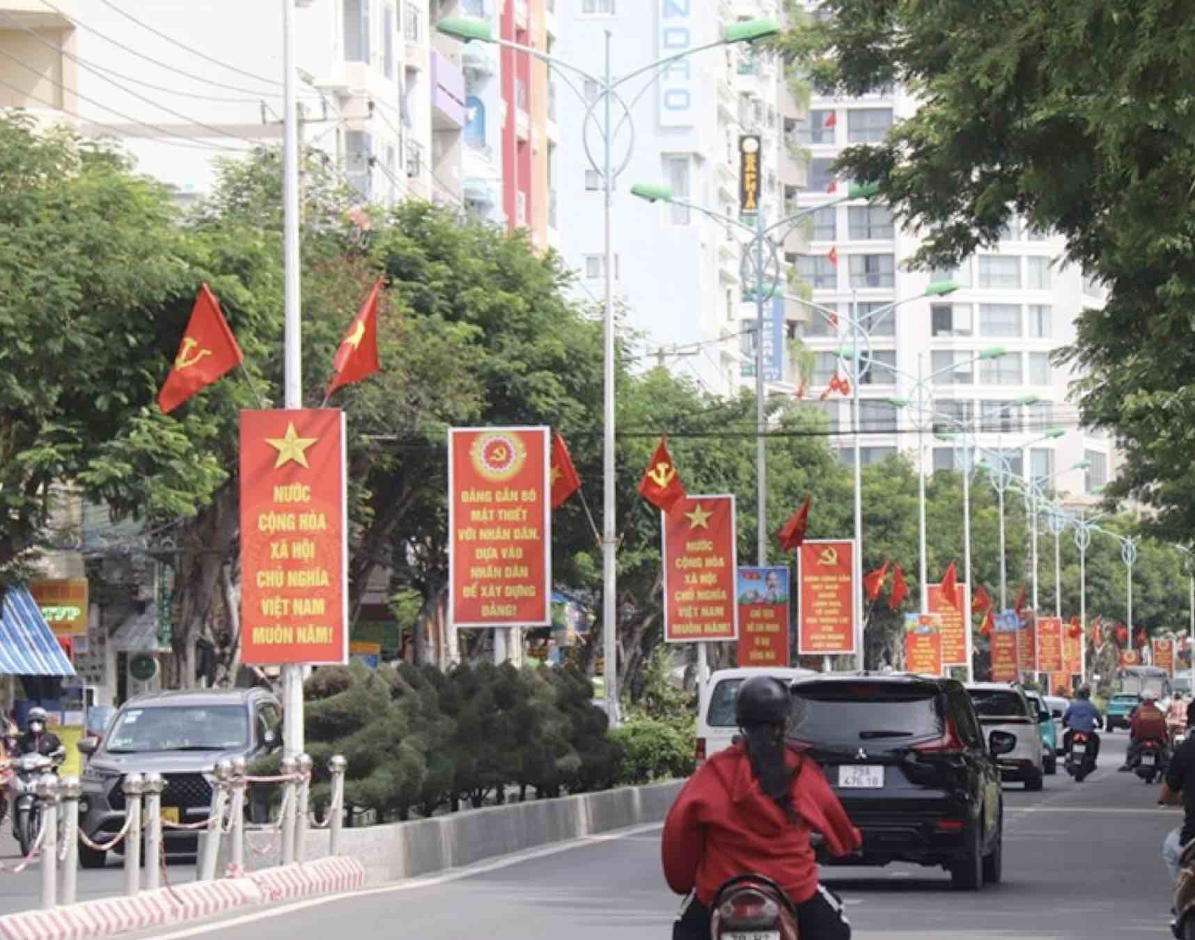 Duoc pho Khanh Hoa co nhieu co hoa, pano, ap phich ruc ro khap noi trong dip le. Anh: Huu Long