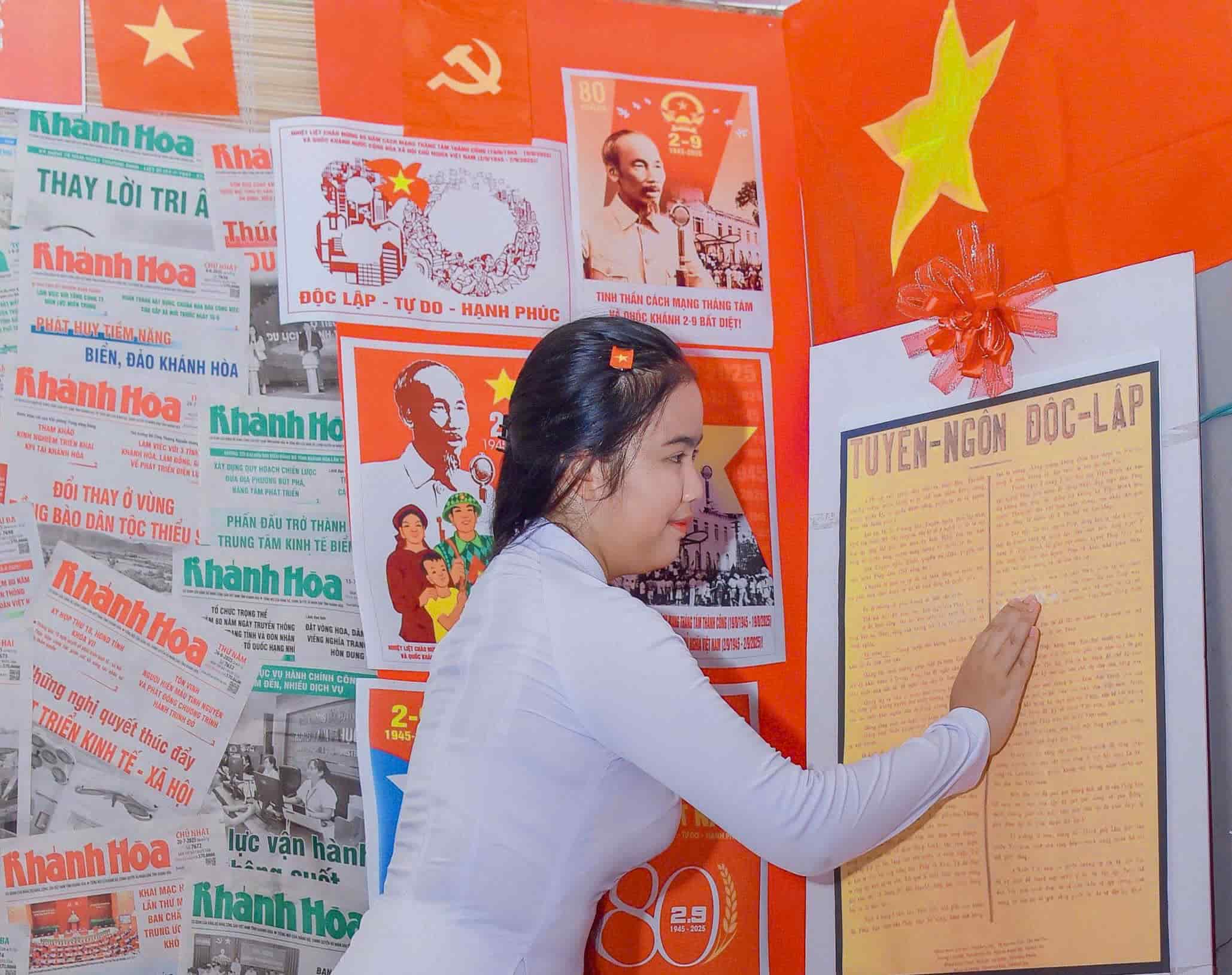 “Khong gian doc lap” ngay tai ngoi nha thay giao Pham Vu Thanh An don hoc sinh den tham quan, tim hieu lich su. Anh: Thanh Thuy