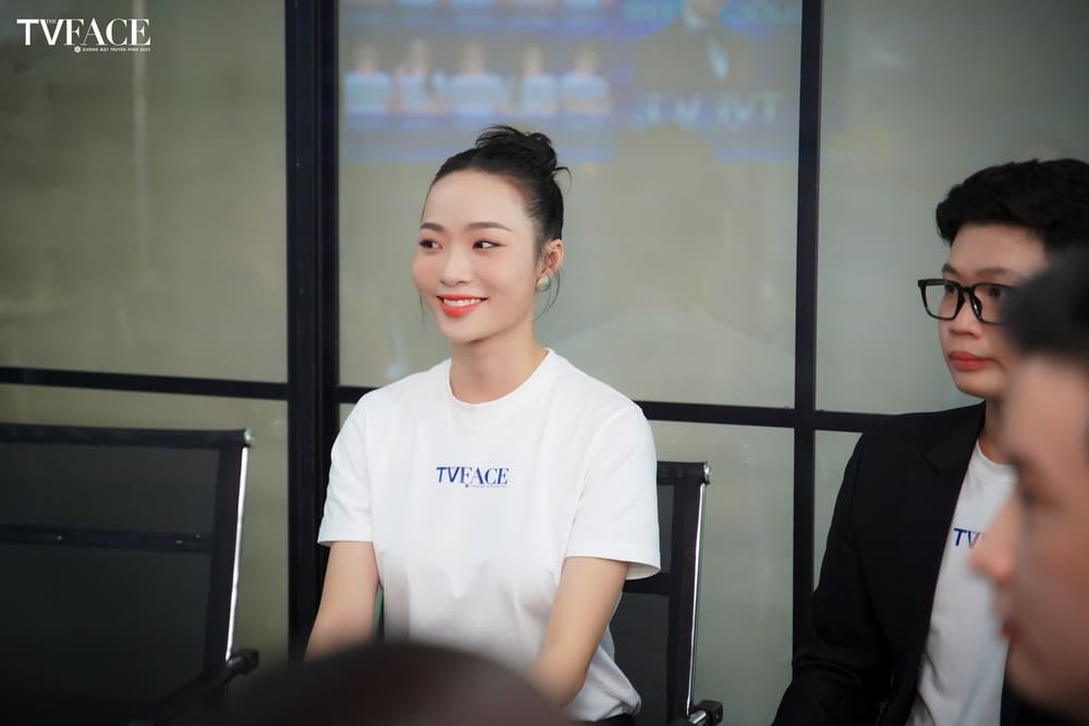 Nu MC noi bat giua dan thi sinh trong cuoc thi. AnhL