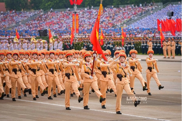 Khối nữ Sĩ quan Cảnh sát giao thông diện trang phục màu vàng đặc trưng của ngành, tham gia buổi tổng duyệt diễu binh sáng 30.8. Ảnh: Tuấn Anh Khối nữ Sĩ quan Cảnh sát giao thông diện trang phục màu vàng đặc trưng của ngành, tham gia buổi tổng duyệt diễu binh sáng 30.8. Ảnh: Tuấn Anh