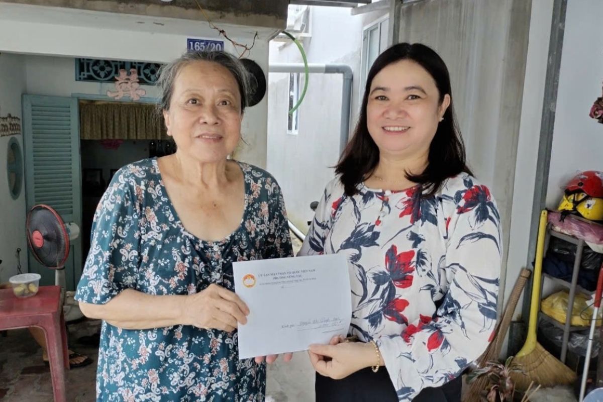 Mme Nguyen Thi Minh - Presidente du syndicat du quartier de Vung Tau (a droite) - remet un soutien aux personnes en difficulte et isolees dans la region. Photo : CDVT