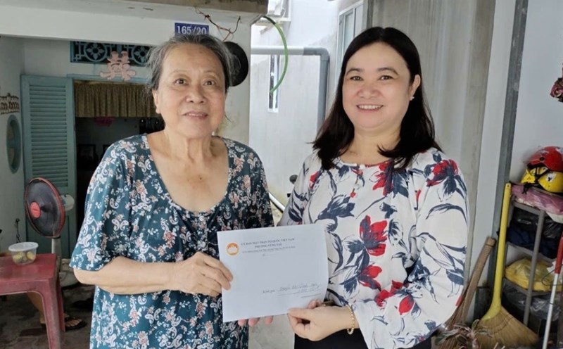 Ms. Nguyen Thi Minh - Chairwoman of Vung Tau Ward Trade Union (right) - presented support to those in difficult circumstances and lonely in the area. Photo: Vietnamese Football
