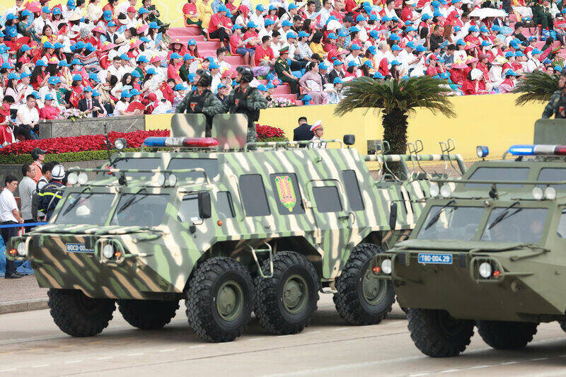 Special vehicles of the police force parade at Ba Dinh Square. Photo: Hai Nguyen