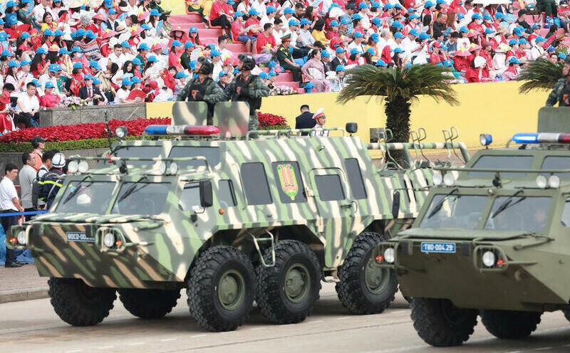 Special vehicles of the police force parade at Ba Dinh Square. Photo: Hai Nguyen
