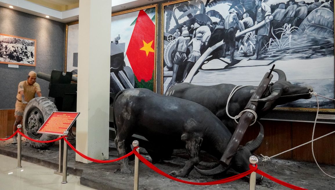 Trong khang chien chong Phap, Tam Vu (nay thuoc xa Thanh Xuan, huyen Chau Thanh A, Hau Giang) la noi quan dan ta lien tiep gianh 4 chien thang (1946–1948). Tieu bieu la tran Tam Vu 1 (20/1/1946) diet dai ta Dessert – Tu lenh quan vien chinh Phap tai mien Tay, va tran Tam Vu 4 (19/4/1948) thu khau phao 105 mm dau tien, gan lien hinh anh “trau keo phao” di vao huyen thoai. Chien thang Tam Vu la moc son hao hung, khang dinh tinh than kien cuong, bat khuat cua quan dan Can Tho trong nhung nam dau khang Phap.