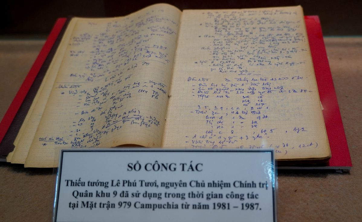 Bang nhung hien vat goc quy hiem va cach trung bay sinh dong, Bao tang Quan khu 9 nhu mot trang su bang hinh anh va hien vat, ke lai chan thuc hanh trinh dau tranh kien cuong cua quan dan DBSCL. Trong anh la 