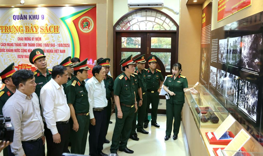Dac biet Chao mung Ky niem 80 nam Cach mang Thang Tam va Quoc khanh 2.9 Bao tang Quan khu 9 con to chuc trien lam chuyen de “Cach mang Thang Tam - Moc son lich su”, Trien lam chuyen de “Cach mang Thang Tam- Moc son lich su ” gom 3 phan: Mua thu lich su; Suc manh niem tin va Tiep buoc vinh quang. Trien lam gioi thieu hon 300 hinh anh, tai lieu, hien vat va hon 200 dau sach the hien hao khi cua mua thu lich su nam 1945.  Trien lam se phuc vu khach tham quan den het thang 9/2025.