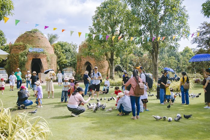 Can Tho entertainment locations are bustling on the second day of the September 2 holiday