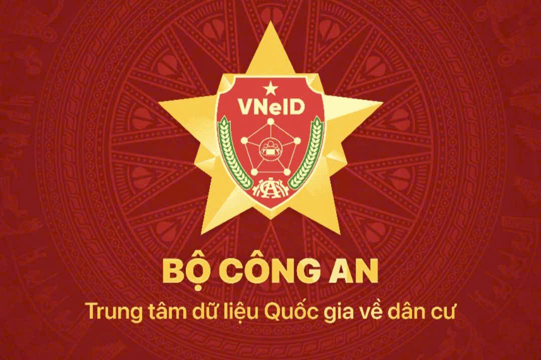 People can go directly to the People's Committee at the commune level (according to the location announced by the People's Committee at the commune level) or via the VNeID application to receive 100,000 VND as gifts for National Day on September 2. Photo: Chan Phuc