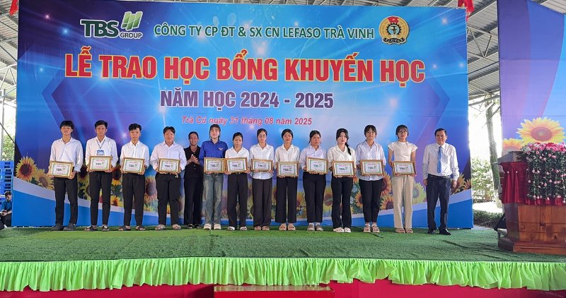 Representants de Lefaso Tra Vinh remettent des bourses d'etudes aux etudiants qui sont des enfants d'ouvriers. Photo : Hoang Loc