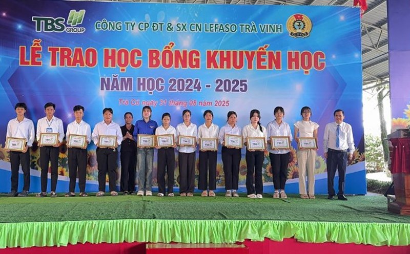 Representing Lefaso Tra Vinh presented scholarships to students who are children of workers. Photo: Hoang Loc