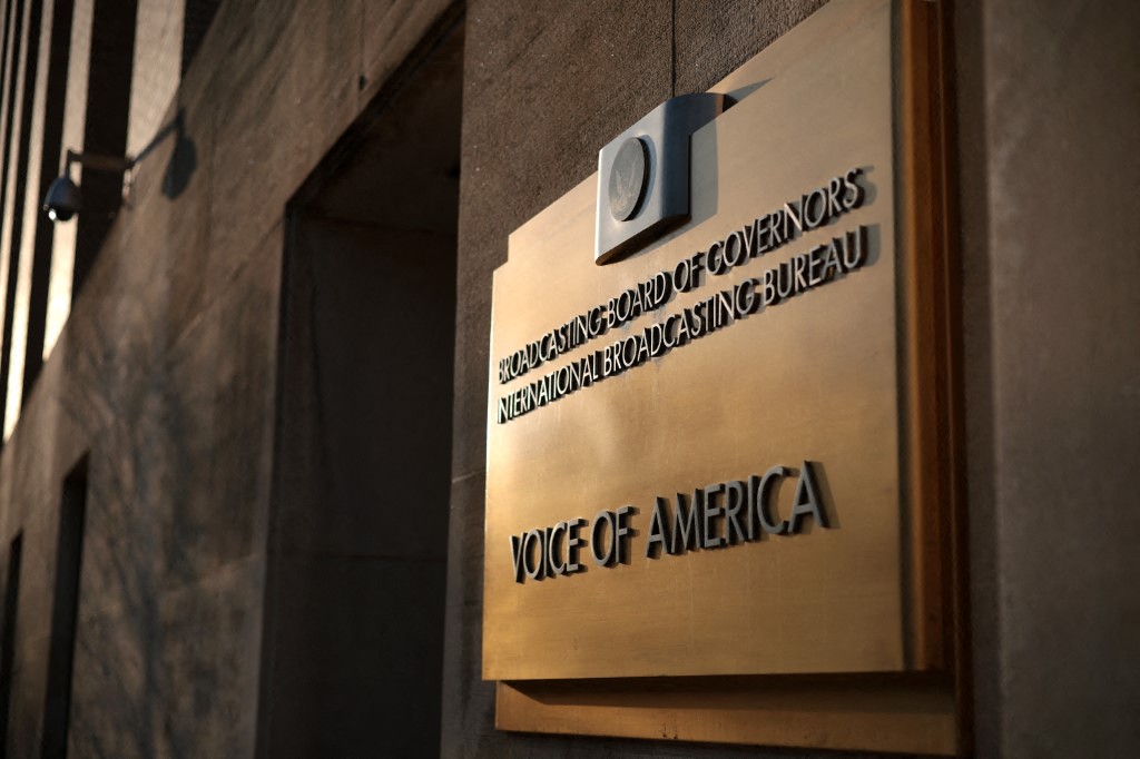 워싱턴 D.C. 본부에 있는 미국의 소리(Voice of America/VOA) 간판. 사진: AFP