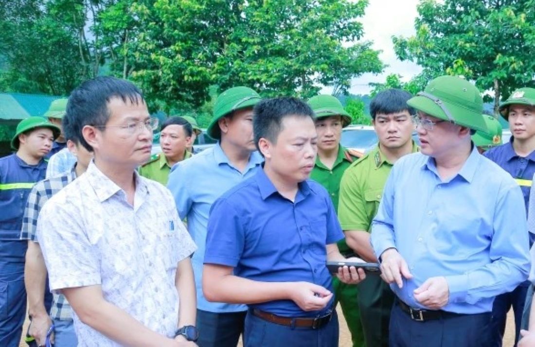 Ong Mai Xuan Liem - Pho Chu tich UBND tinh Thanh Hoa nghe Chu tich UBND xa Bat Mot bao cao tinh hinh thiet hai va ho tro nhan dan sau bao lu. Anh: T.L