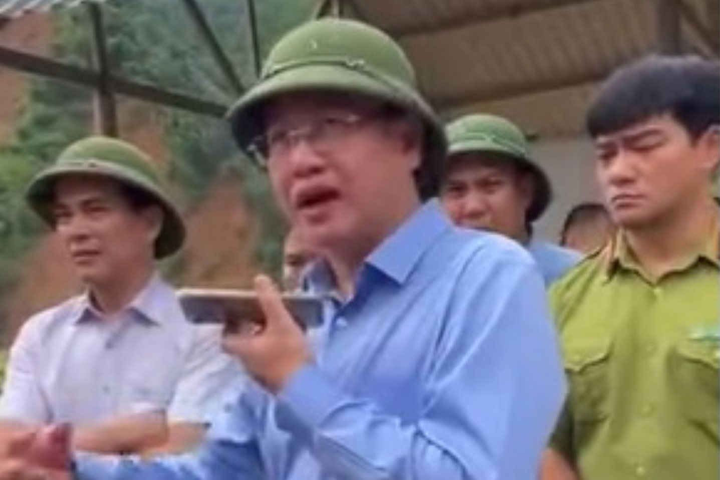 Mr. Mai Xuan Liem - Vice Chairman of Thanh Hoa Provincial People's Committee directed Mr. Tran Duy Binh - Director of the Department of Science and Technology via phone from the flooded area of Yen Nhan. Photo cut from clip