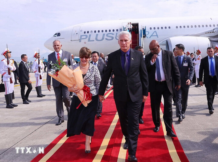 First Secretary and President of Cuba Miguel Diaz-Canel Bermudez and his wife arrived in Hanoi, starting a state visit to Vietnam. Photo: VNA