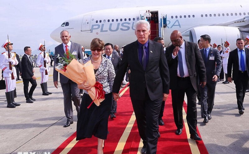 First Secretary and President of Cuba Miguel Diaz-Canel Bermudez and his wife arrived in Hanoi, starting a state visit to Vietnam. Photo: VNA