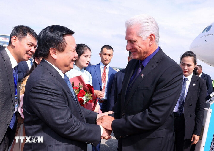 Uy vien Bo Chinh tri, Giam doc Hoc vien Chinh tri quoc gia Ho Chi Minh, Chu tich Hoi dong Ly luan Trung uong Nguyen Xuan Thang don Bi thu Thu nhat, Chu tich nuoc Cuba Miguel Diaz-Canel Bermudez va Phu nhan tai san bay quoc te Noi Bai. Anh: TTXVN