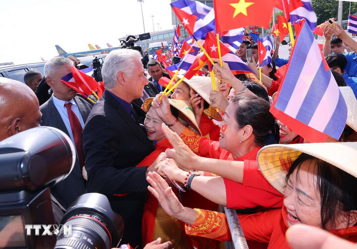 Dong dao nguoi dan Thu do Ha Noi don Bi thu Thu nhat, Chu tich nuoc Cuba Miguel Diaz-Canel Bermudez va Phu nhan tai san bay quoc te Noi Bai. Anh: TTXVN