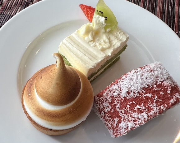 Cakes are one of the things to limit eating at night to maintain blood sugar balance for good sleep. Photo: Kieu Vu