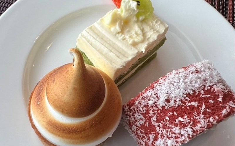 Cakes are one of the things to limit eating at night to maintain blood sugar balance for good sleep. Photo: Kieu Vu