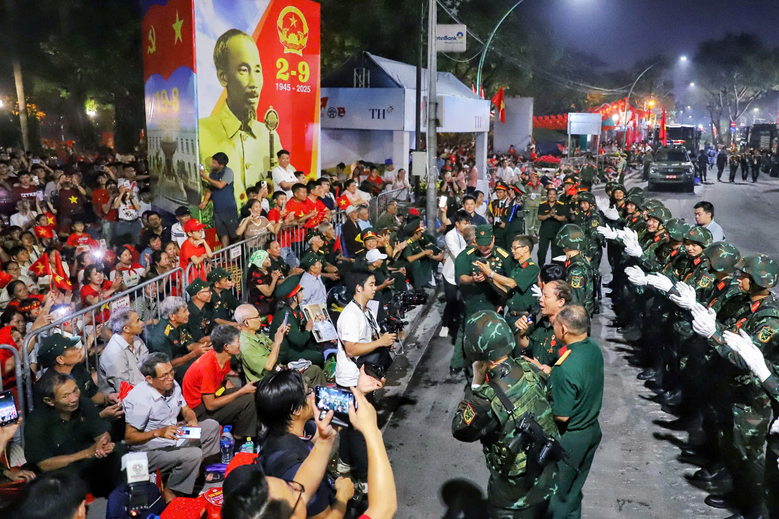 While waiting at the assembly point, officers and soldiers from the military vehicles came to interact with the people.
